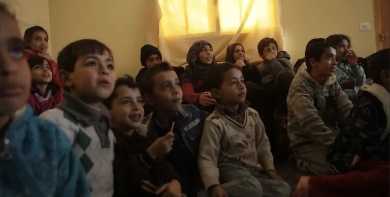 Două surori au transformat ruinele din Gaza într-o sală de cinema comunitară