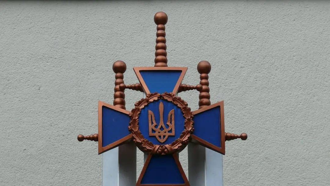 Replica oficială a simbolului Serpent din Stargate SG-1 vine în decembrie 2026